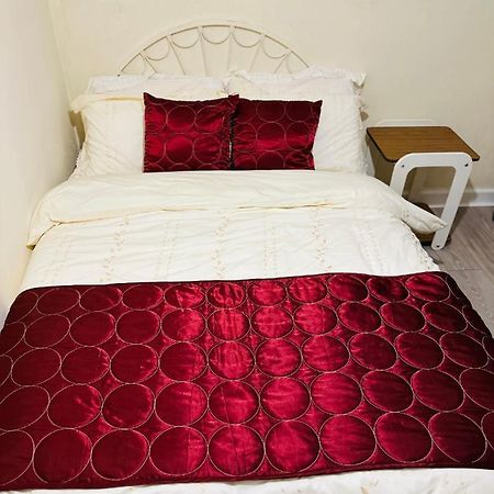 Double Bedroom In West Yorkshire, Leeds Лидс Экстерьер фото